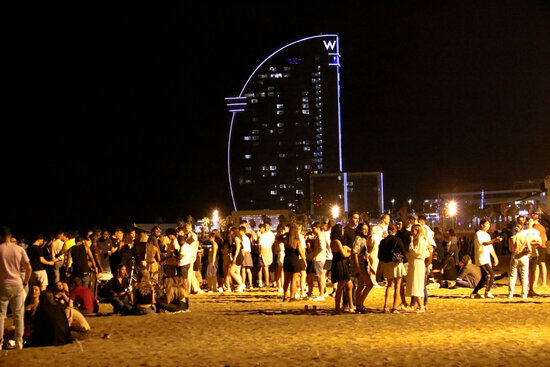 A busy Barcelona beach scene despite the curfew on July 17, 2021 (by Blanca Blay)
